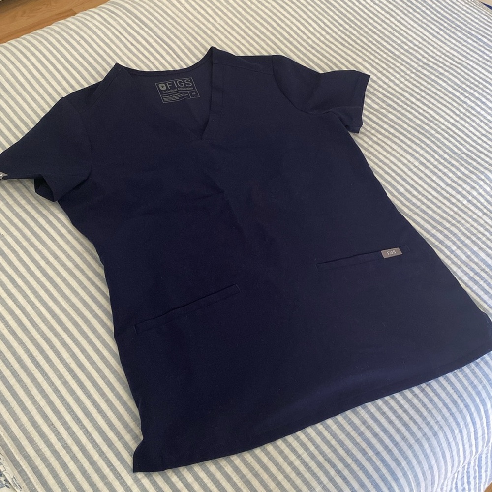 FIGS SCRUBS Casma Three-Pocket Scrub Top, Navy, XS